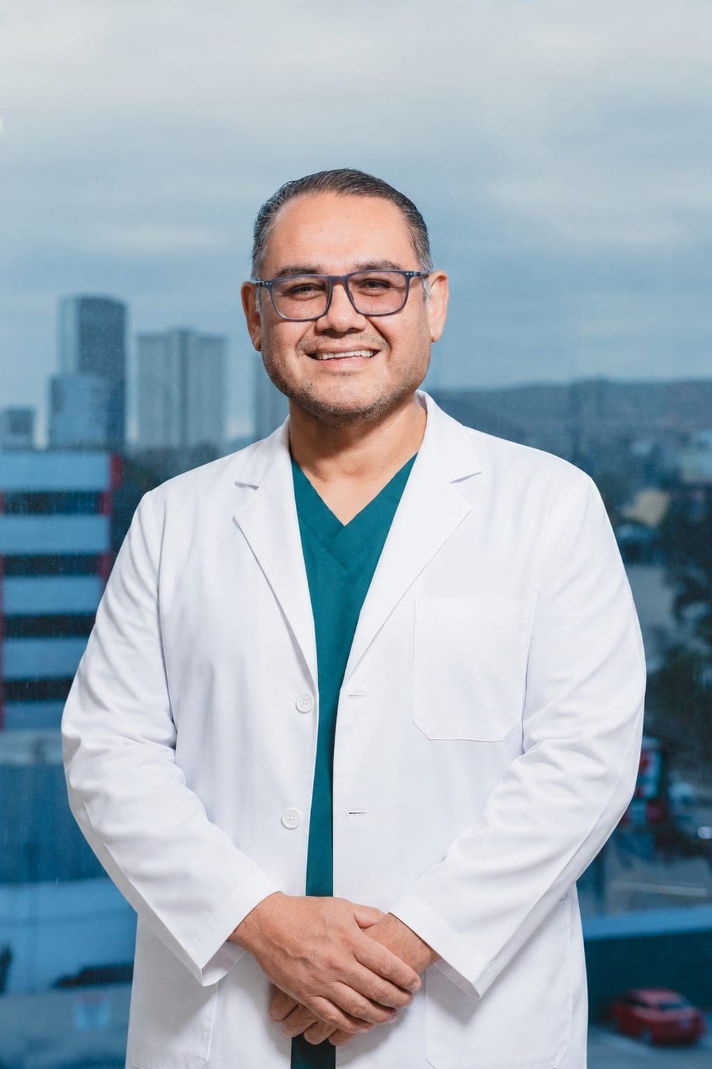 Dr. Juan Rodríguez Cervantes, Neurocirugía · apoyo en cirugía de columna